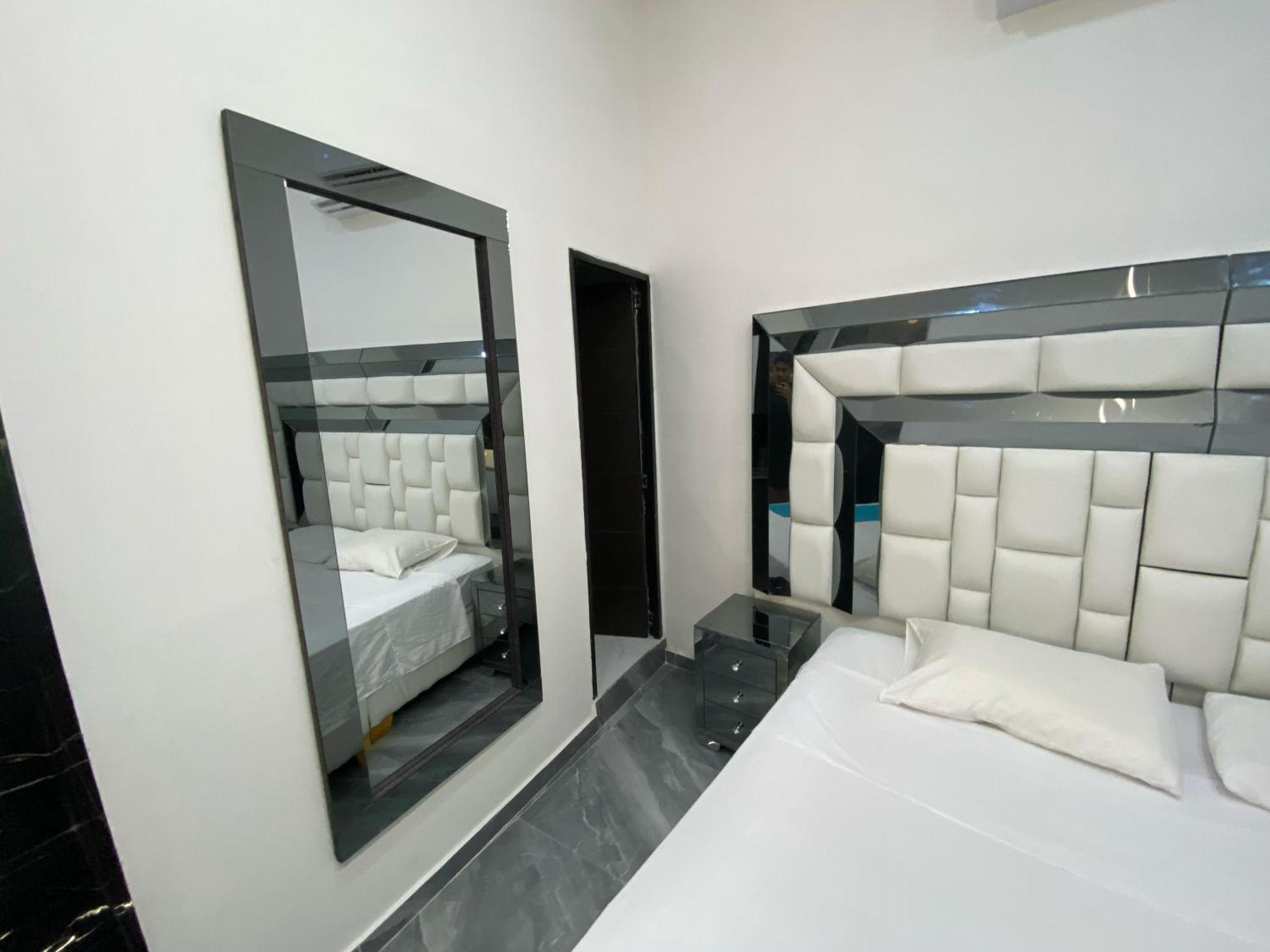 Hotel Hostal Caps Cartagena Buitenkant foto